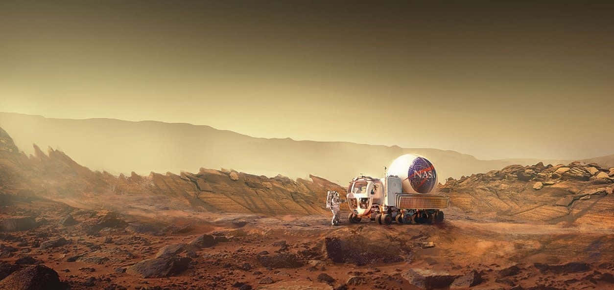The Martian 桌布 壁紙 — 一名NASA太空人在朦朧的橙色天空下，在未來感探測車旁探索佈滿灰塵的火星地貌。