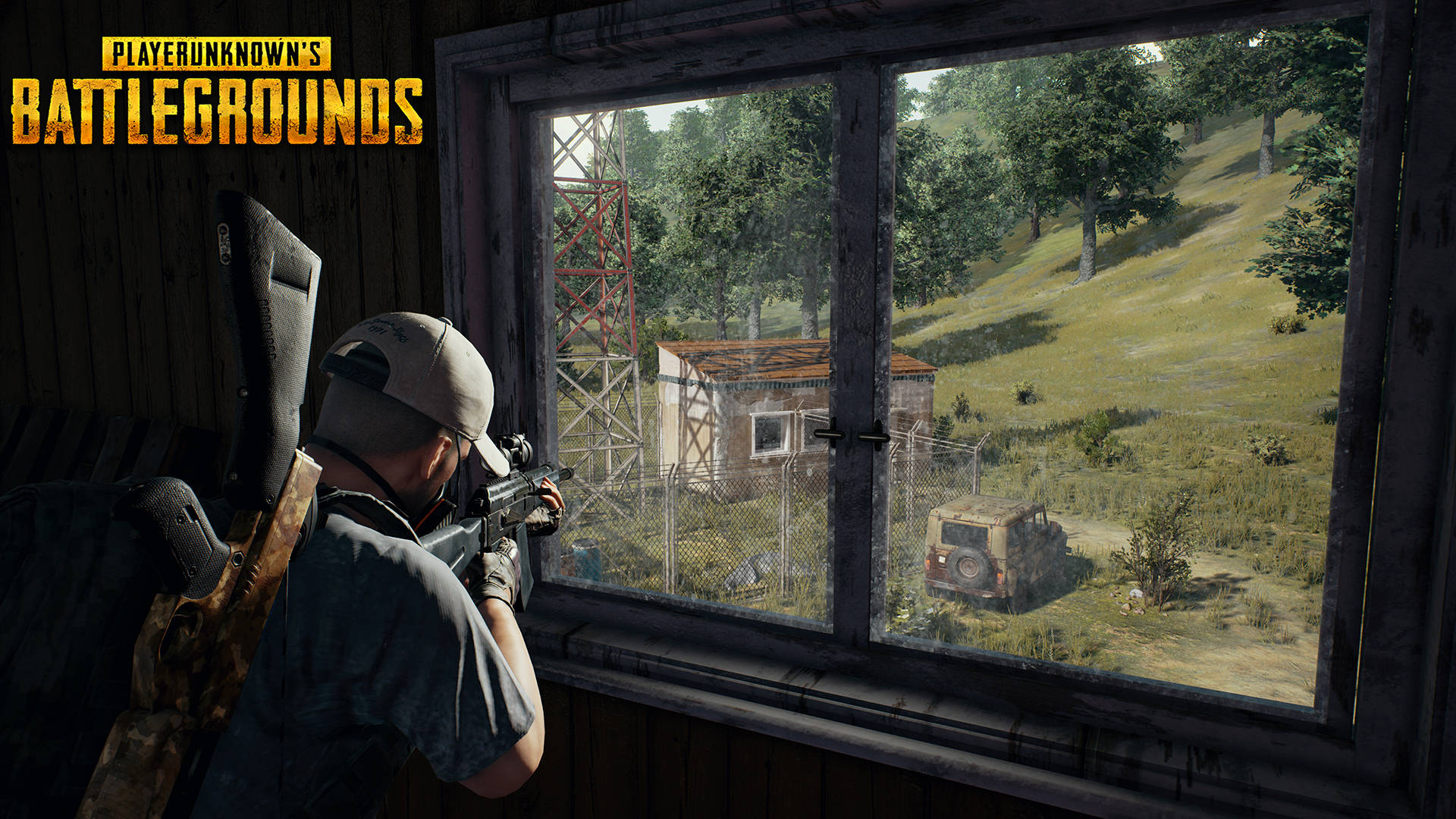 絕地求生 桌布 壁紙 — 一名PUBG玩家蹲在窗邊，用步槍瞄準遠處的鄉村場景，有一輛生鏽的吉普車和一座塔。