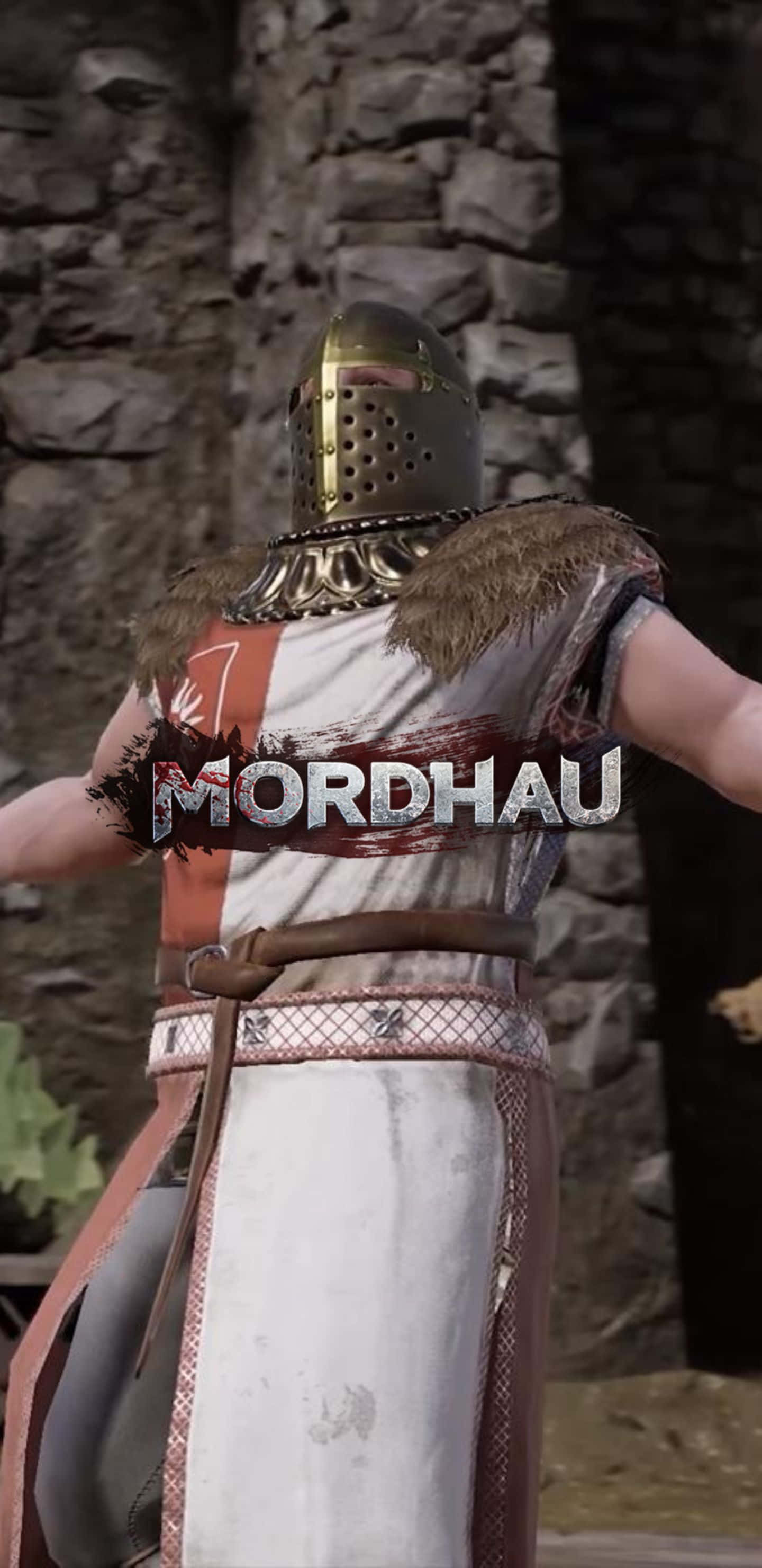 Pixel 3xl Mordhau 桌布 壁紙 — 一名中世紀戰士戴著穿孔頭盔和毛皮鑲邊盔甲，站在一面刻有 MORDHAU 字樣的石牆前。