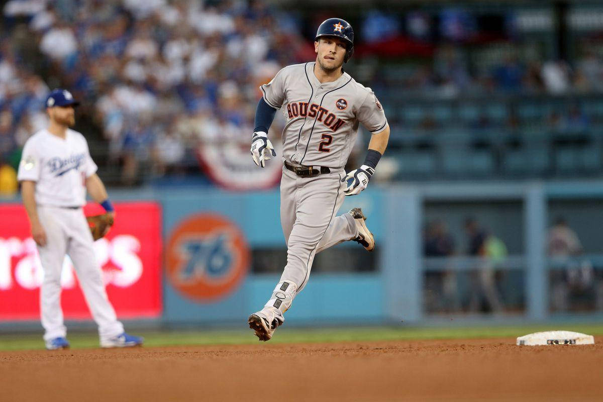 Bregman 桌布 壁紙 — 一名休士頓太空人棒球選手在夜間比賽中，在球場燈光照射下衝向壘包。