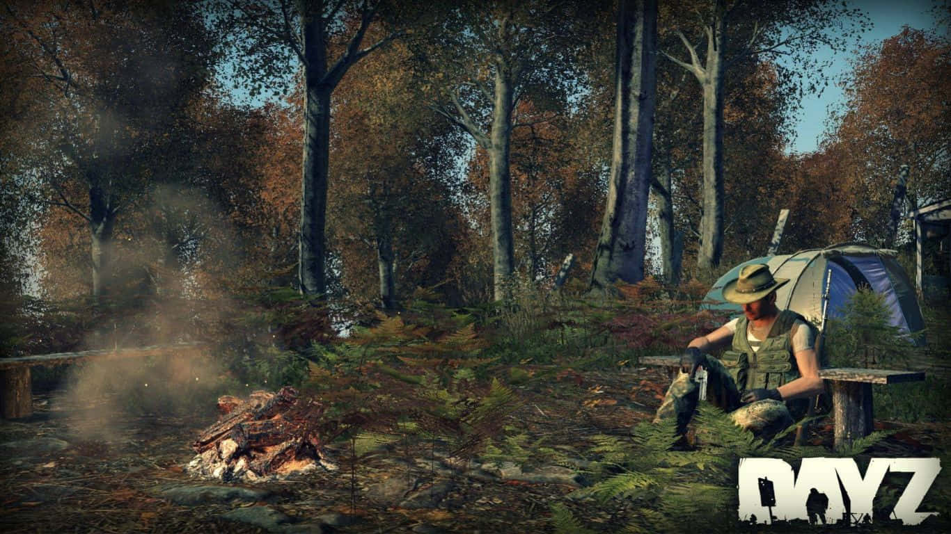 Bonfire 桌布 壁紙 — 一名倖存者在森林營地中坐在帳篷旁悶燒的火堆邊，頭上是秋樹。