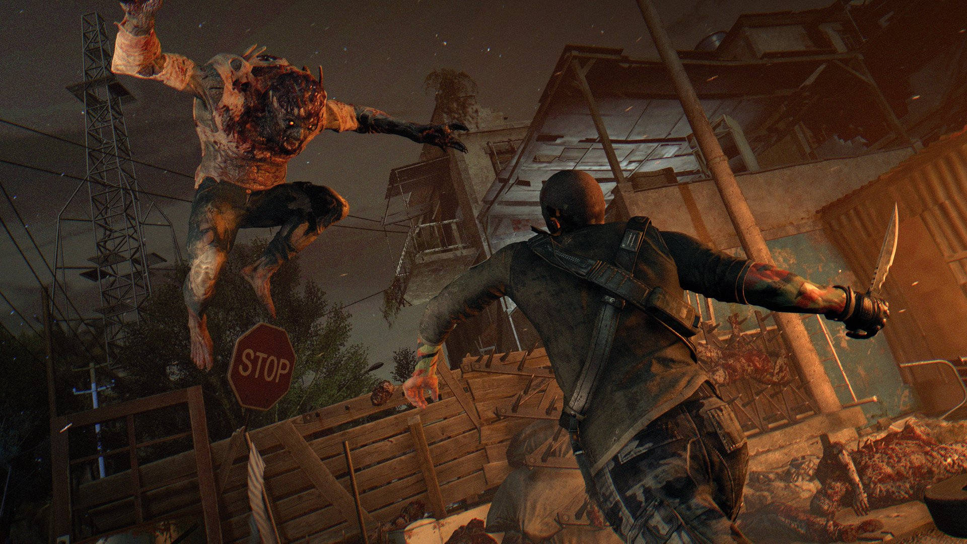Dying Light 桌布 壁紙 — 一名倖存者揮舞著刀，而一個怪誕的殭屍在夜晚從上方跳入廢棄的城市小巷。