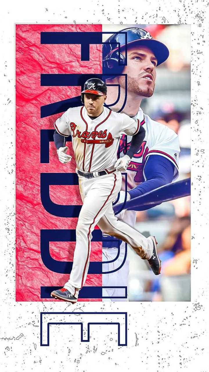 Freddie Freeman 桌布 壁紙 — 一名充滿活力的棒球運動員身穿亞特蘭大勇士隊制服，在鮮明的紅藍圖形背景上向前衝刺，他的名字垂直排列。