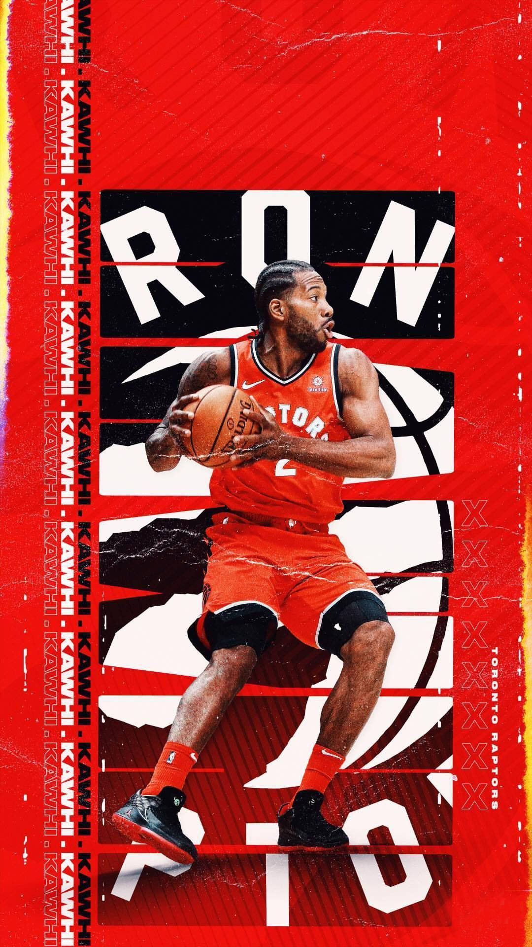 Kawhi 桌布 壁紙 — 一名充滿活力的籃球運動員穿著紅色多倫多暴龍隊裝備，在鮮明的紅白圖形背景前激烈運球。
