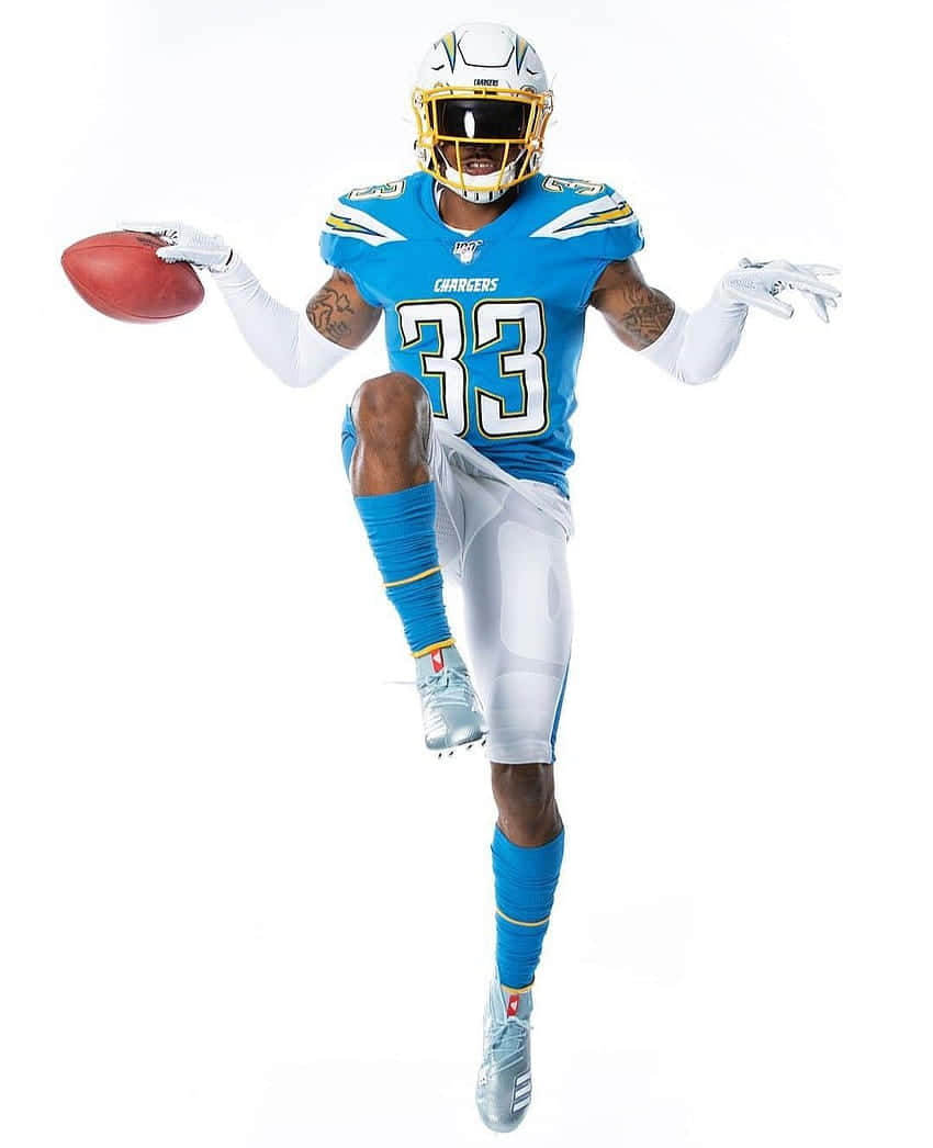 NFL 桌布 壁紙 — 一名充滿活力的美式足球員身穿電光隊球衣，在純白背景前凌空躍起，手持美式足球。