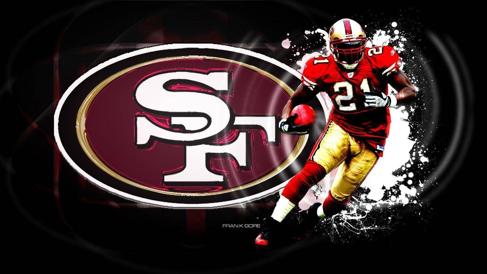49ers 桌布 壁紙 — 一名充滿活力的舊金山49人美式足球員，身穿紅金色球衣，在深色抽象背景前以爆炸性動作衝過球隊標誌。