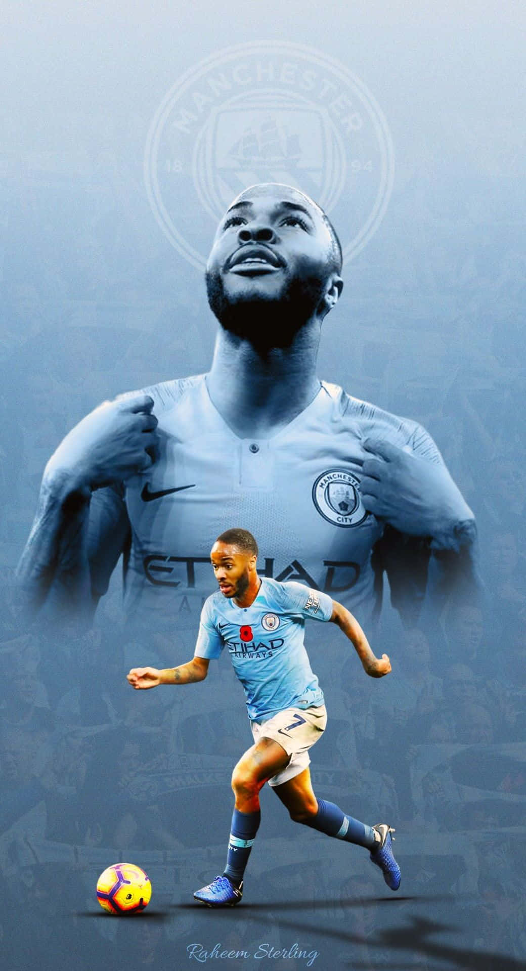 Sterling 桌布 壁紙 — 一名充滿活力的足球員身穿曼城球衣，在藍色背景前運著彩色足球，背景中還有他較大的幽靈般剪影和球隊徽章。