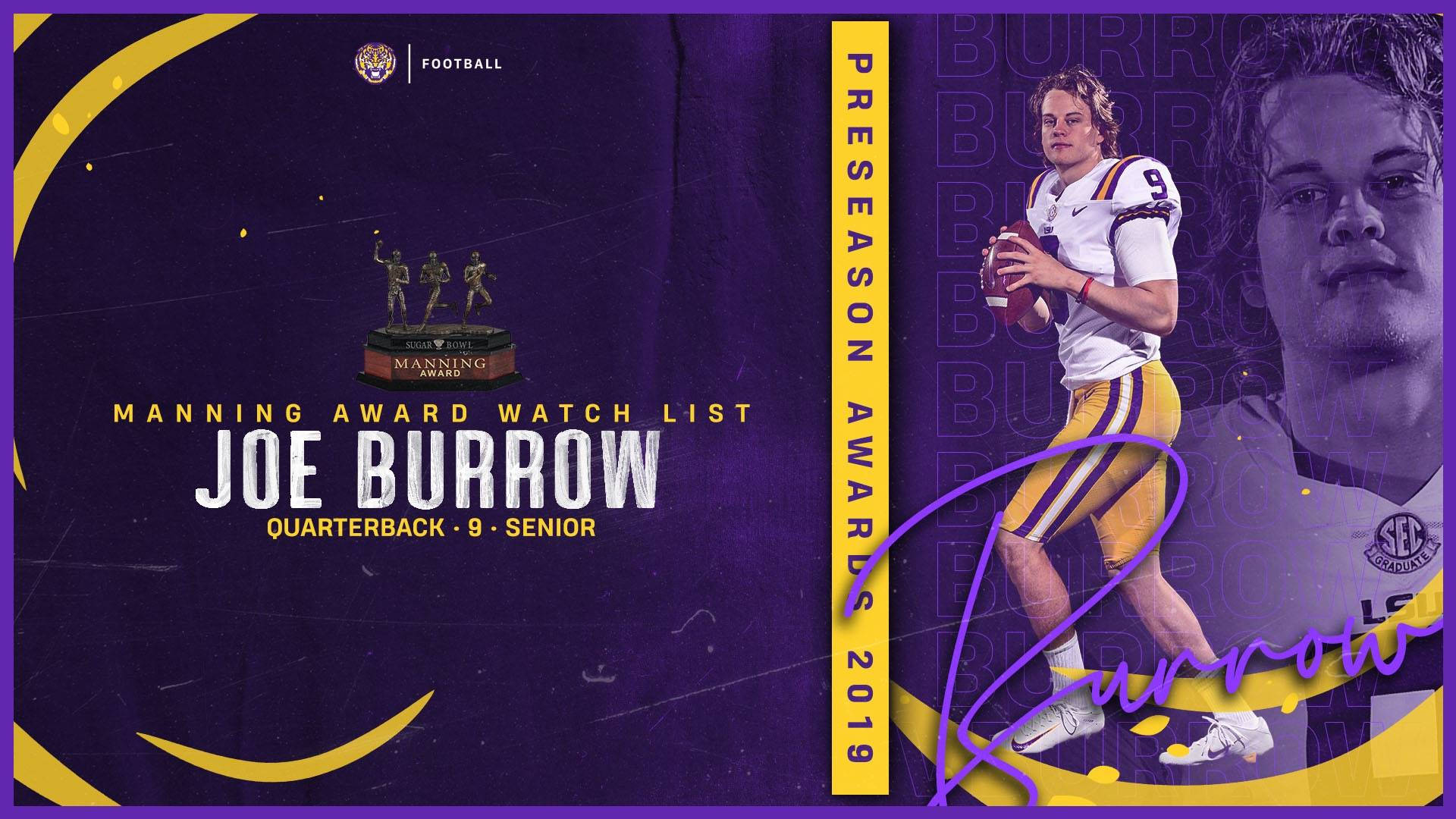 Joe Burrow 桌布 壁紙 — 一名充滿活力的足球運動員身穿LSU制服，在紫色背景上拿著一個帶有Manning Award品牌和文字的球。