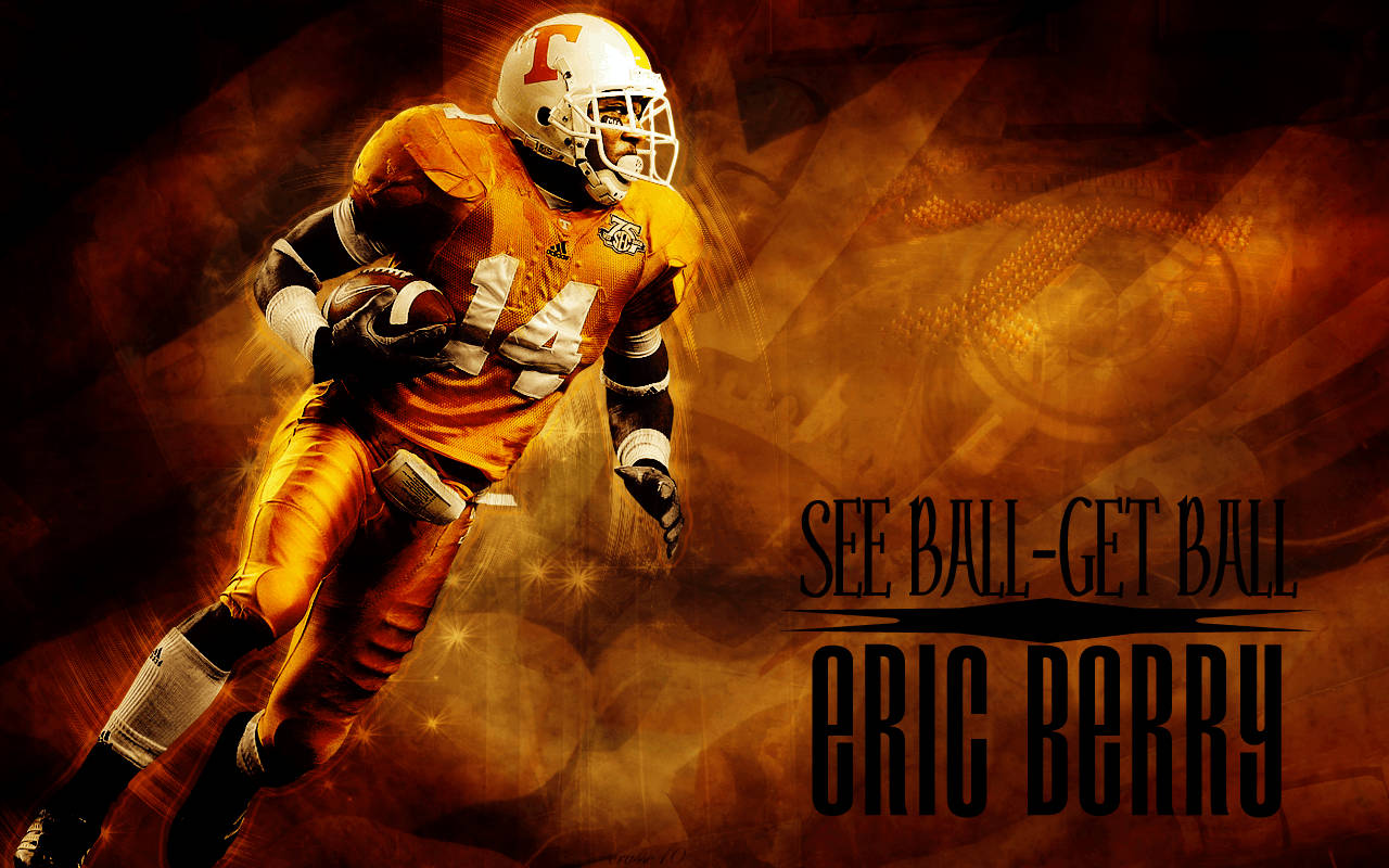 Tennessee 桌布 壁紙 — 一名充滿活力的足球運動員身穿橙色裝備，在熾熱的抽象背景和粗體文字前衝刺。