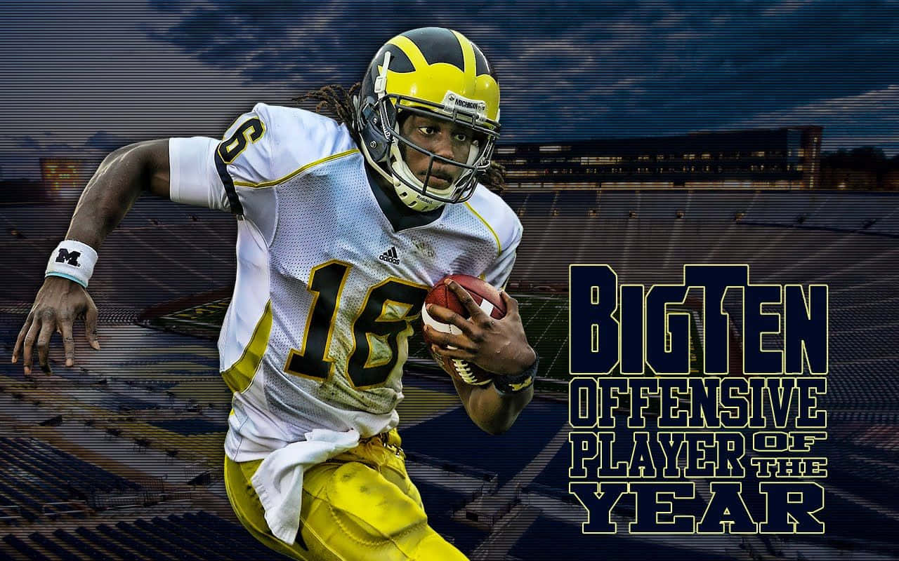 Michigan Wolverines 桌布 壁紙 — 一名充滿活力的足球運動員身穿白色和黃色球衣，在球場燈光下帶球衝刺。