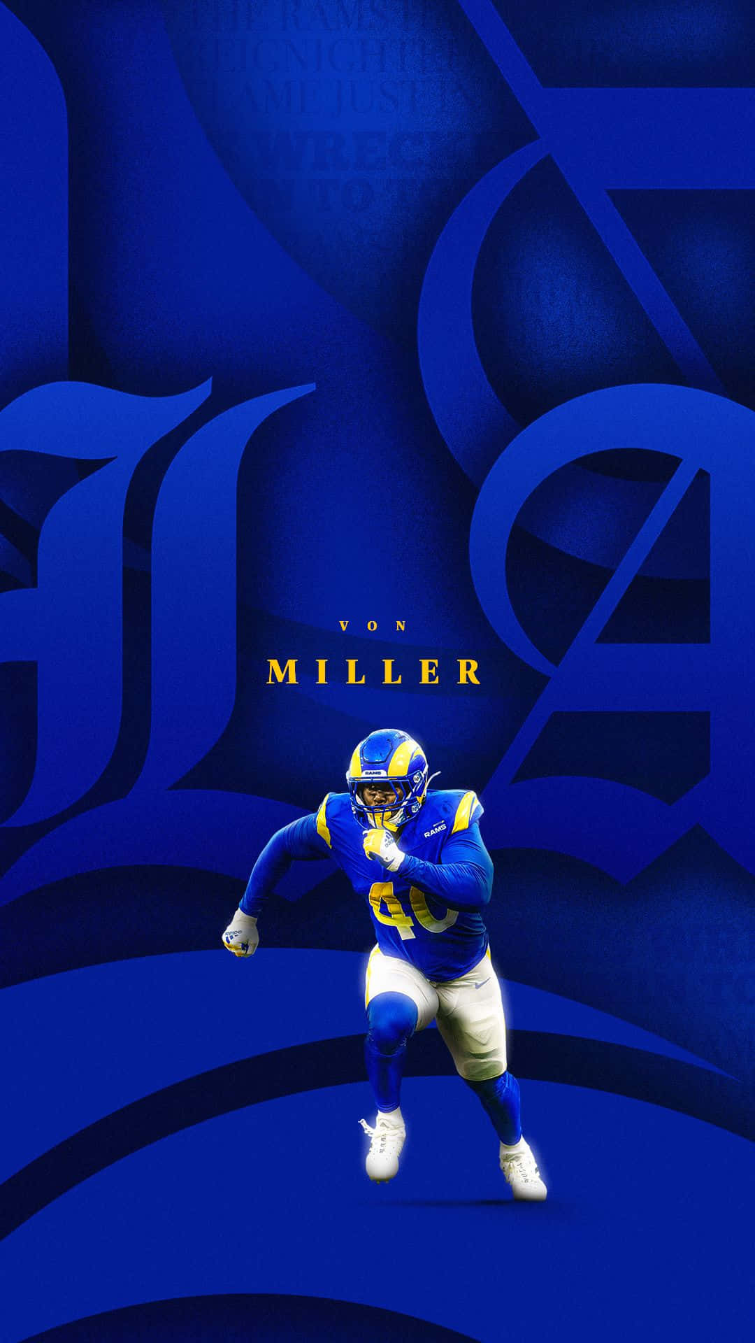 Cool Rams 桌布 壁紙 — 一名充滿活力的足球運動員身穿藍色和金色球衣，在帶有球隊字樣的醒目抽象藍色背景上向前衝刺。