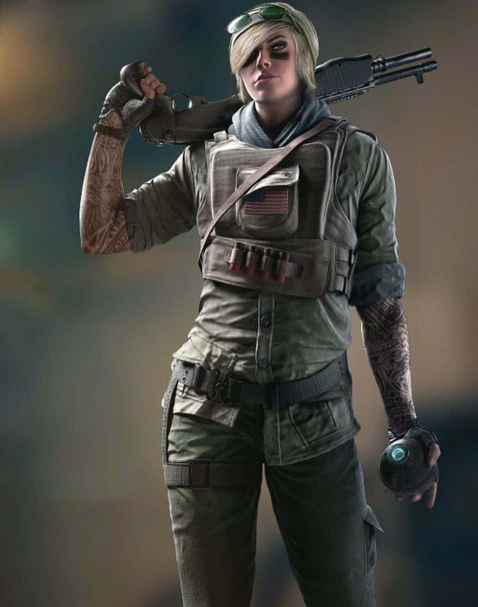 Rainbow Six Siege Valkyrie 桌布 壁紙 — 一名兇猛的女兵，身上有刺青和護目鏡，穿著粗獷的戰鬥裝備，攜帶霰彈槍和手榴彈。