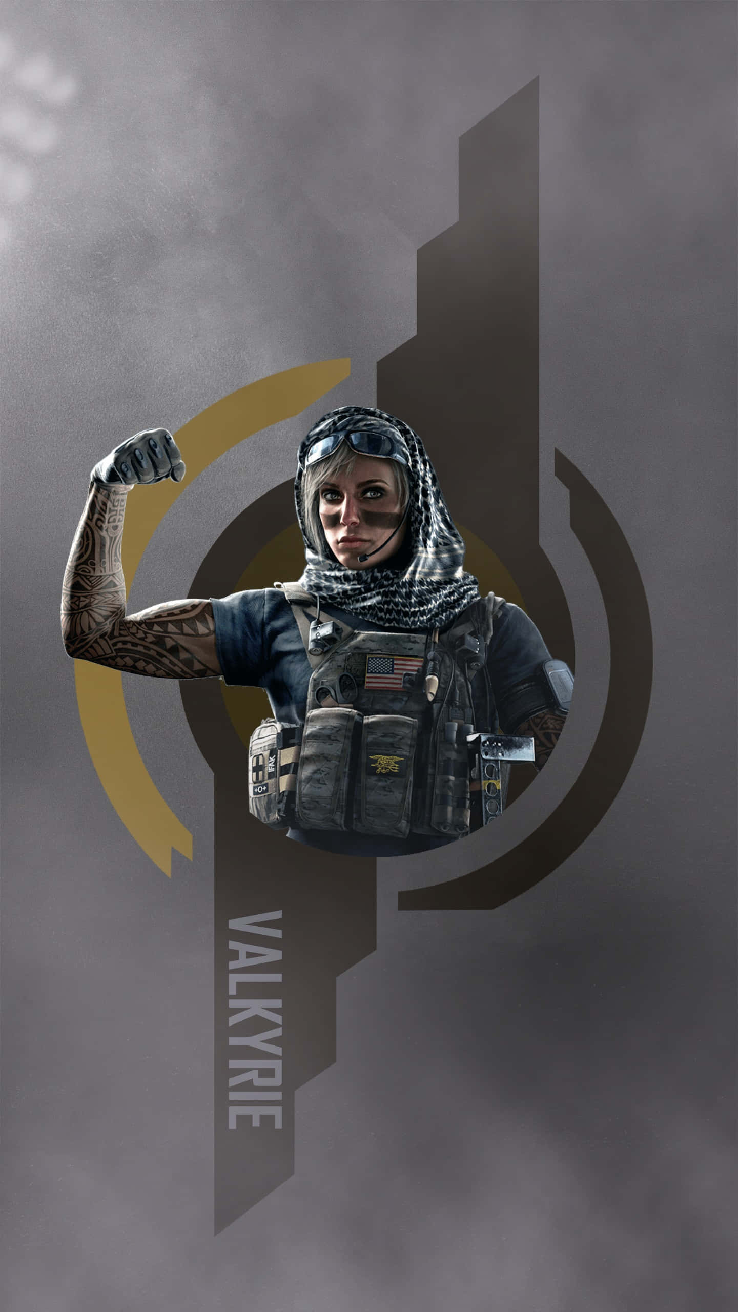 Rainbow Six Siege Valkyrie 桌布 壁紙 — 一名兇猛的女兵身穿戰術裝備，在煙霧灰色背景上展示她帶有刺青的手臂，背景有一個金色靶心標誌。