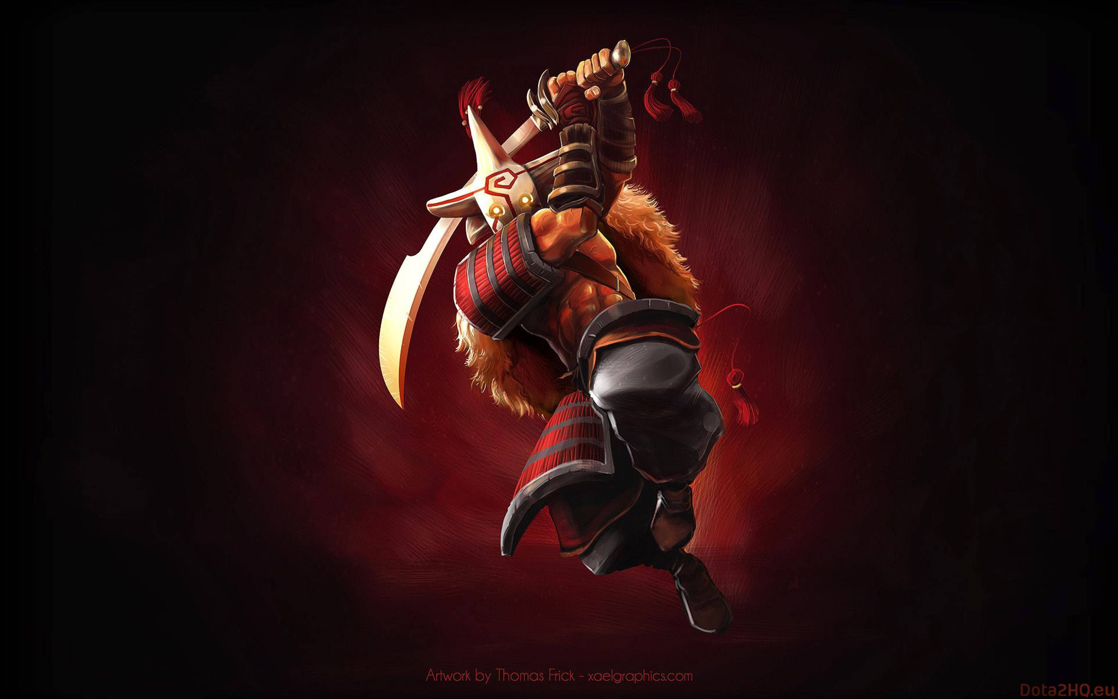 Juggernaut 桌布 壁紙 — 一名兇猛的武士戰士在半空中躍起，揮舞著彎曲的刀刃，背景是深紅色。