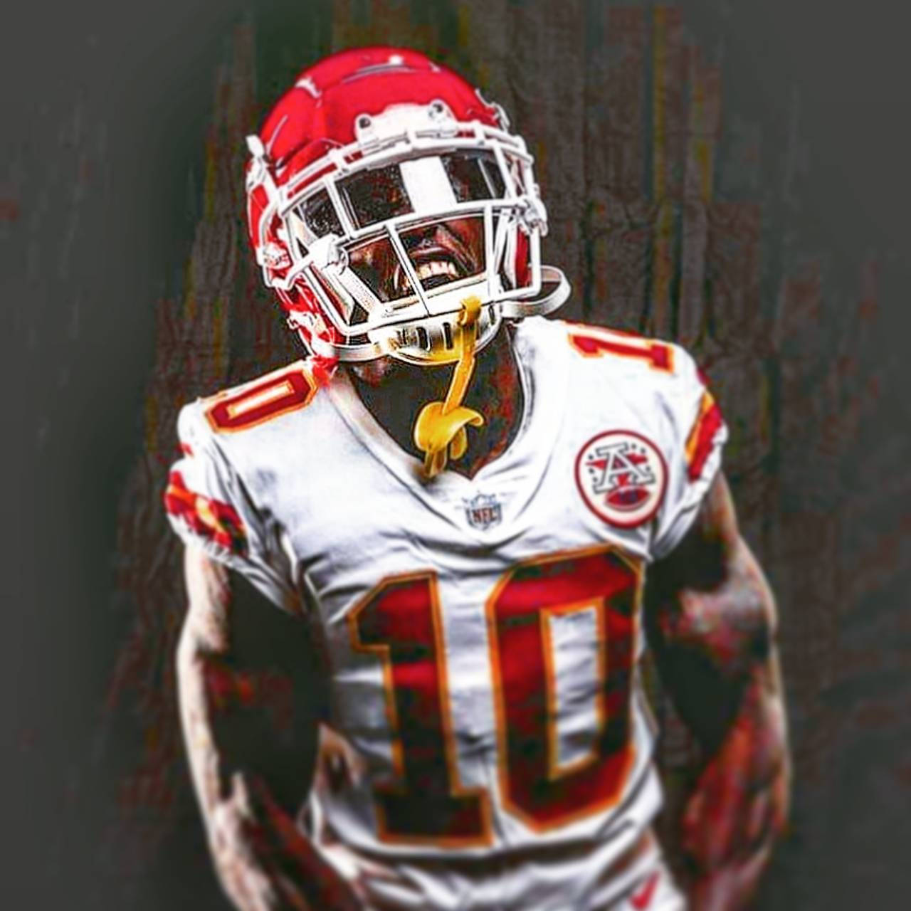 Tyreek Hill 桌布 壁紙 — 一名兇猛的足球運動員，戴著紅色頭盔，身穿白色10號球衣，在深色紋理背景上激烈咆哮。