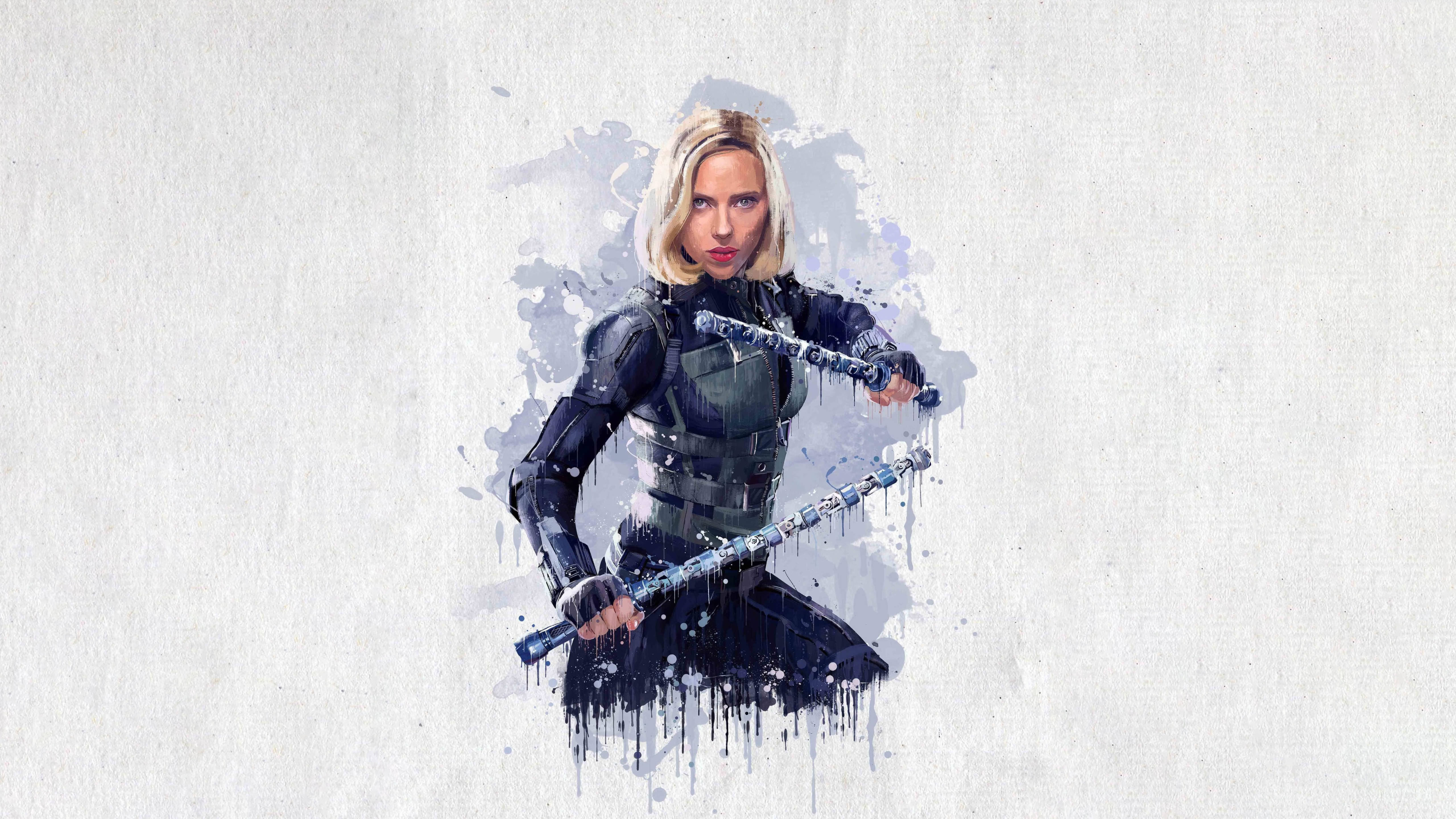 Scarlett 桌布 壁紙 — 一名兇猛的金髮女子身穿黑色戰術裝備，在帶有藍色油漆飛濺的紋理白色背景上揮舞著兩根警棍。