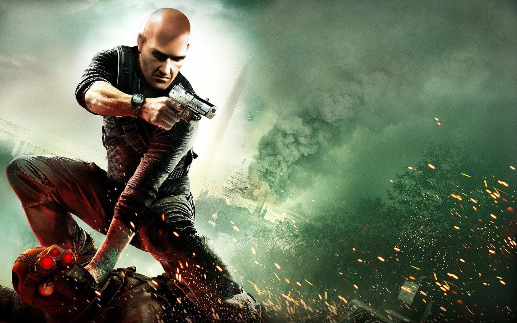 Hitman Absolution 桌布 壁紙 — 一名光頭刺客身穿戰術裝備，在煙霧和火花中瞄準手槍，背景是華盛頓紀念碑。