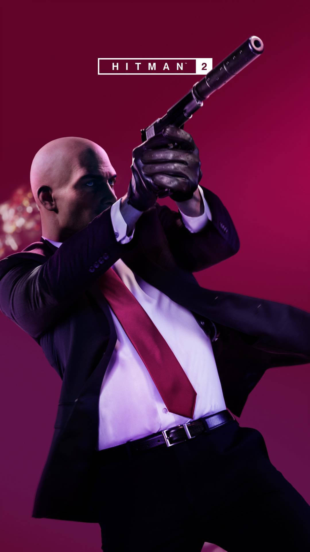 hitman iPhone 桌布 壁紙 — 一名光頭刺客身穿西裝，在深洋紅色背景上瞄準帶消音器的手槍，並覆蓋遊戲標題。