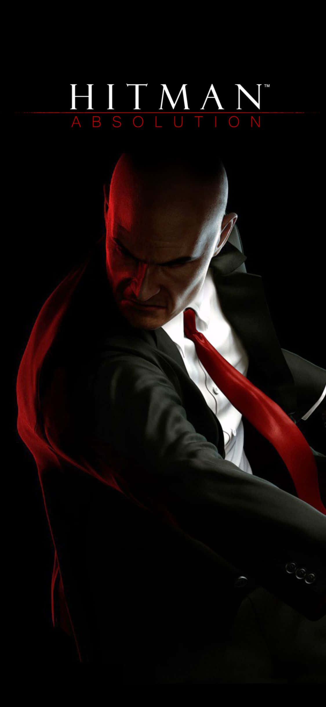 iPhone X Hitman Absolution 桌布 壁紙 — 一名光頭刺客身穿黑色西裝和紅色領帶，在深色背景上與遊戲標題文字一起強烈凝視。