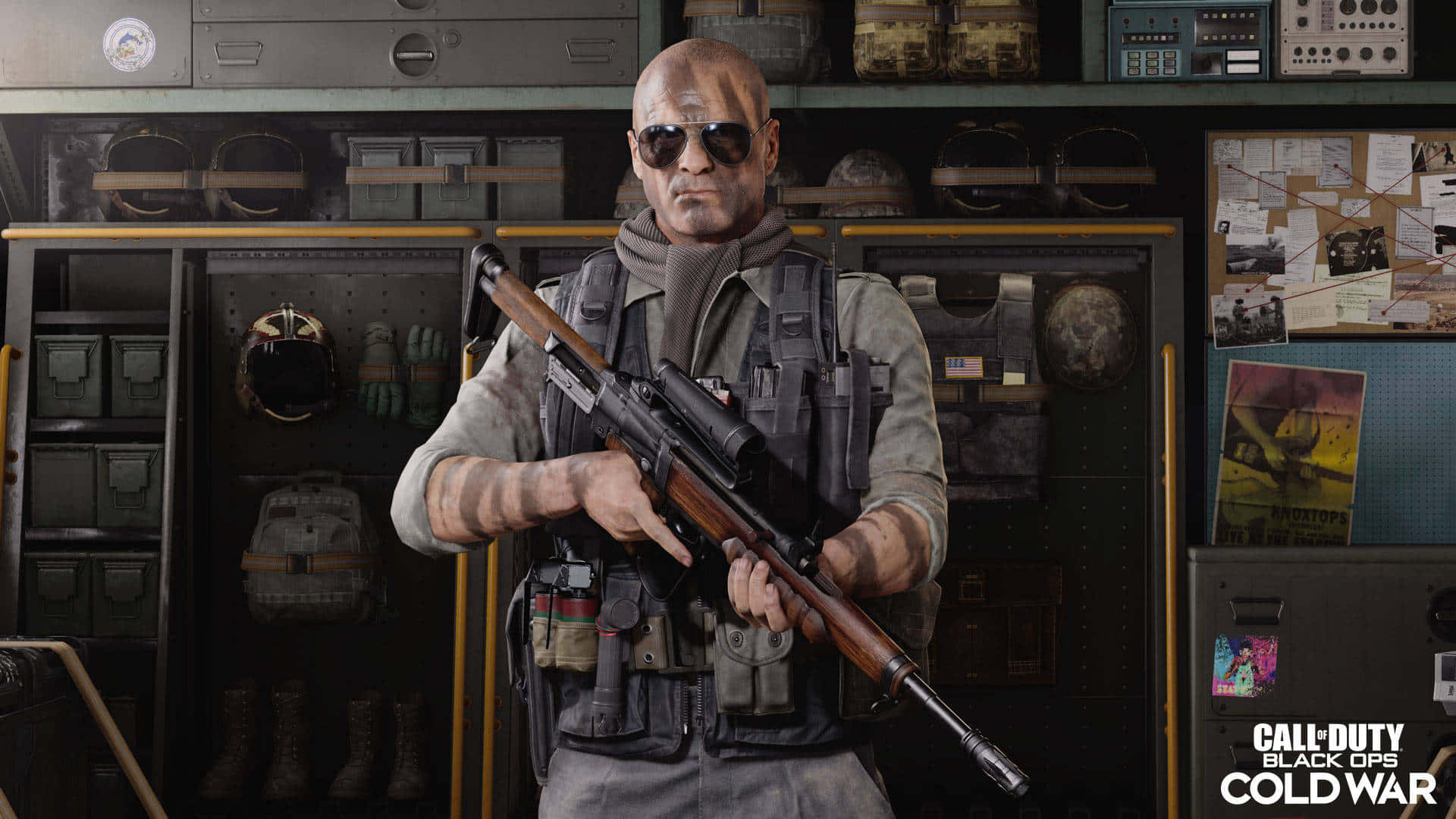Best Call Of Duty Black Ops 4 桌布 壁紙 — 一名光頭士兵戴著太陽眼鏡，在雜亂的軍事裝備室中手持狙擊步槍。