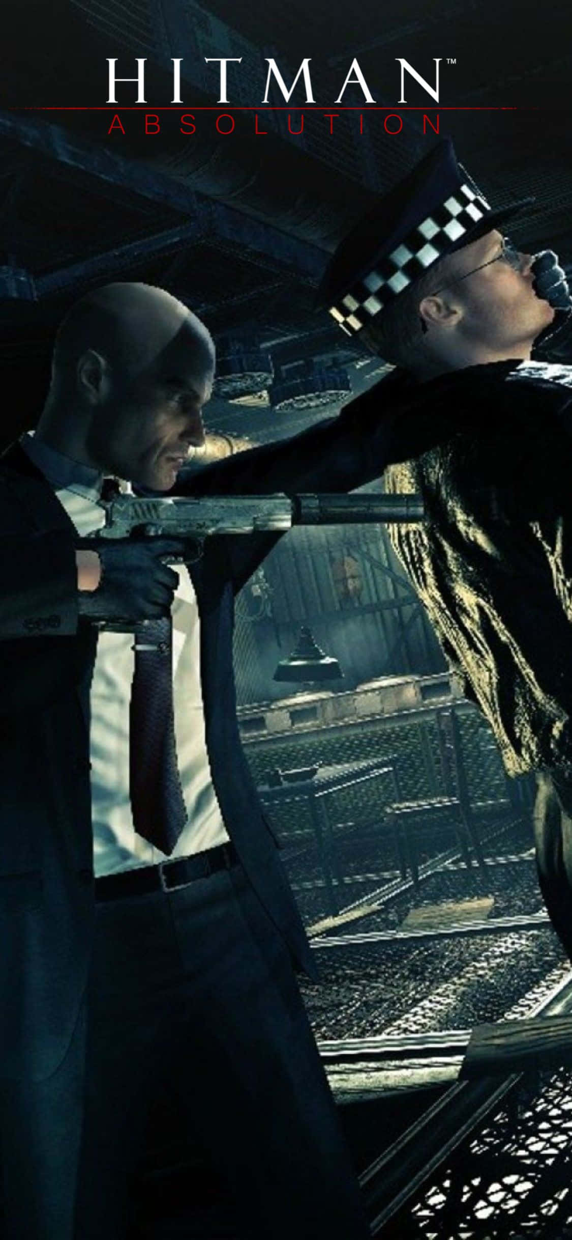 iPhone X Hitman Absolution 桌布 壁紙 — 一名光頭殺手身穿西裝，在昏暗的工業環境中，用手槍瞄準一名戴格紋帽、被掐住脖子的警察。
