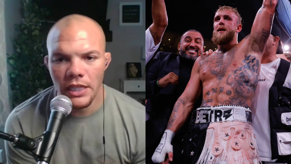 MMA 桌布 壁紙 — 一名光頭男子對著麥克風說話，旁邊有一位紋身拳擊手舉起雙臂慶祝勝利。