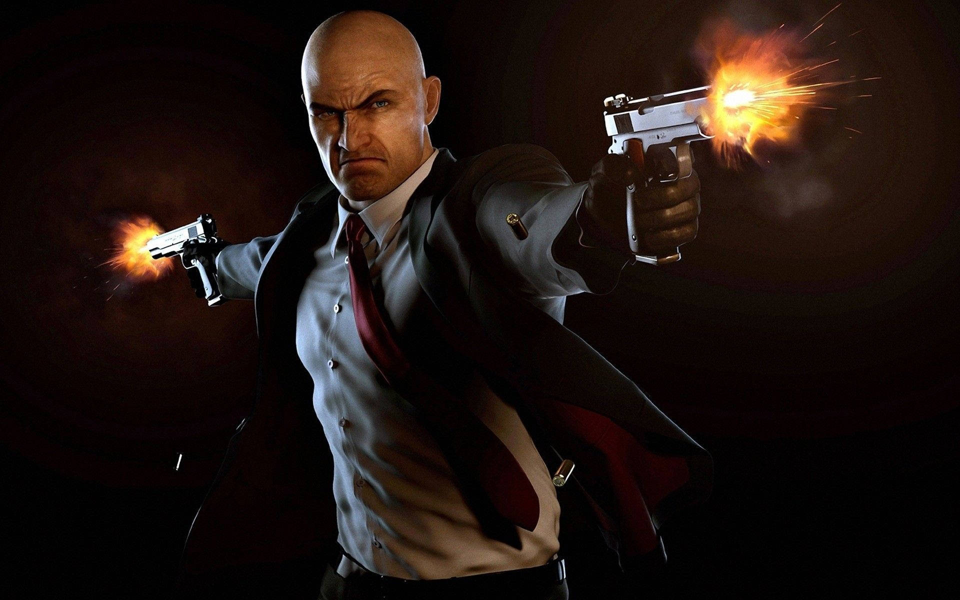 Hitman Absolution 桌布 壁紙 — 一名光頭男子身穿西裝，在黑暗背景下發射兩把手槍，槍口閃爍明亮光芒。