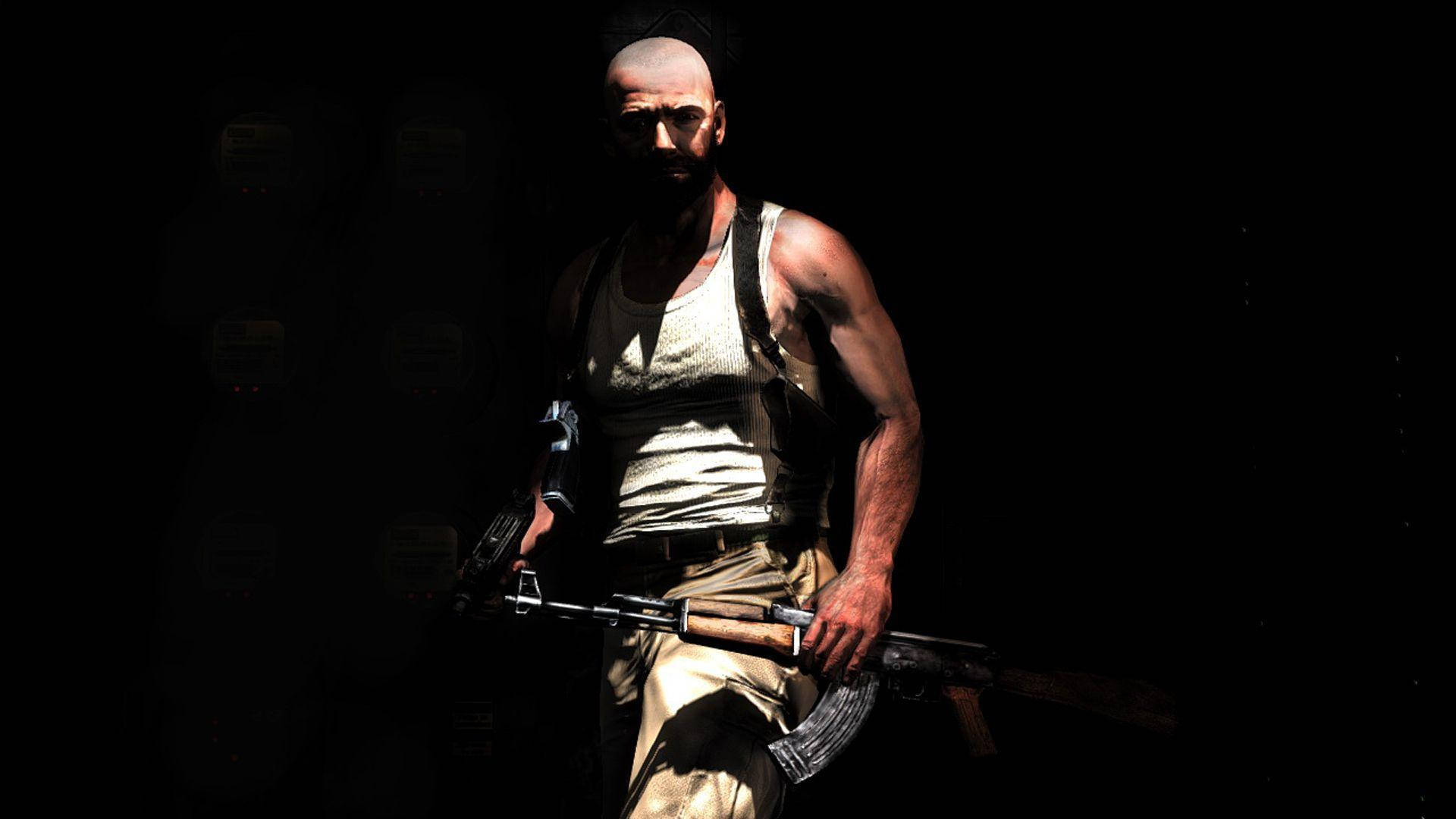Max Payne 桌布 壁紙 — 一名光頭鬍鬚士兵穿著背心和工裝褲，在黑色背景的戲劇性聚光燈下手持突擊步槍。