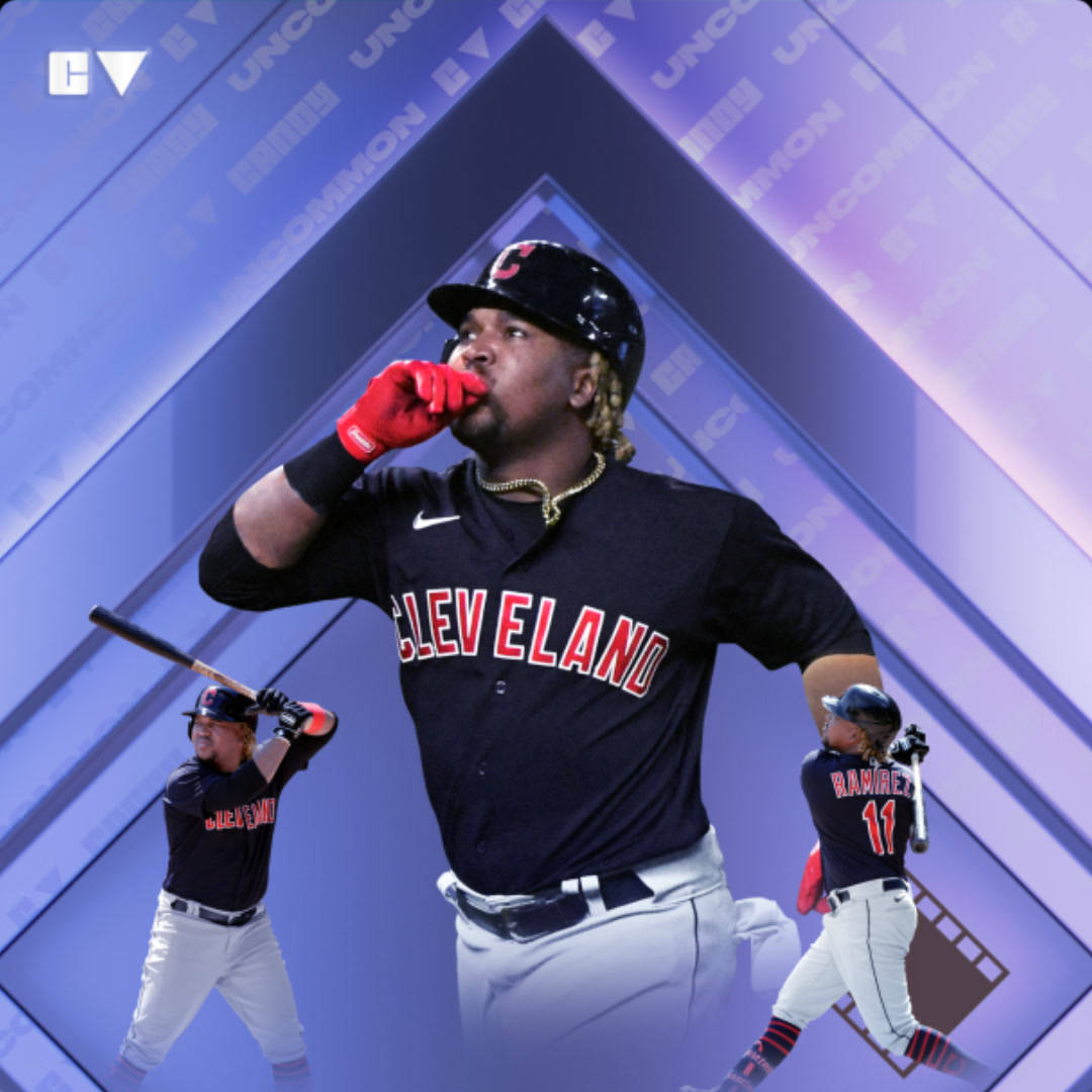 Jose Ramirez 桌布 壁紙 — 一名克里夫蘭棒球運動員在充滿活力的紫色幾何背景前自信地擺出動作姿勢，他的名字和號碼清晰可見。