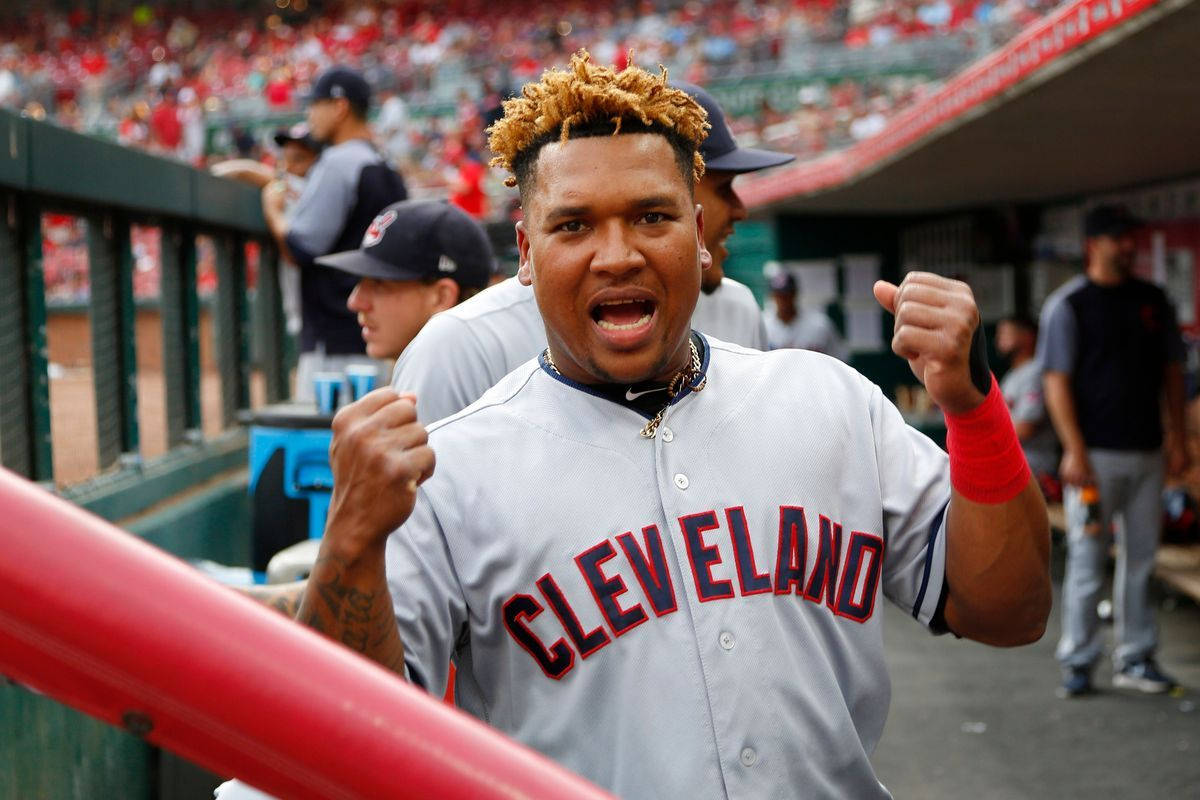 Jose Ramirez 桌布 壁紙 — 一名克里夫蘭棒球運動員在球員休息區握緊拳頭咆哮，背景中球迷在歡呼。