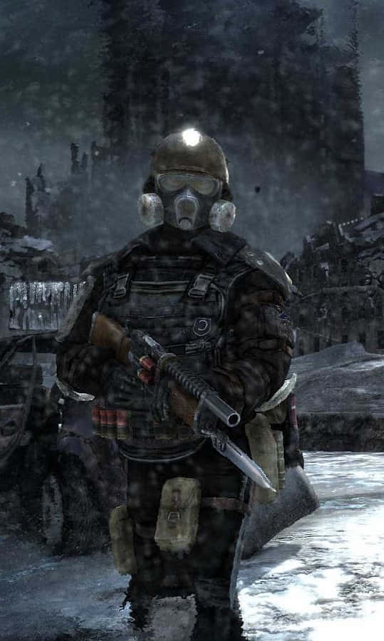 Android Metro Last Light 桌布 壁紙 — 一名全副武裝、戴著防毒面具的士兵，站在黑暗天空下積雪覆蓋的廢墟城市景觀中。
