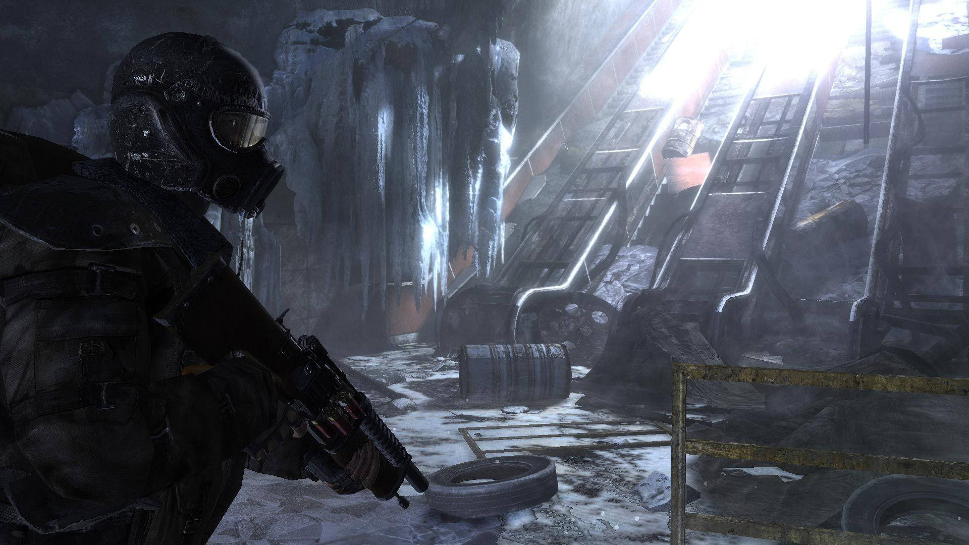 Metro 2033 Redux 桌布 壁紙 — 一名全副武裝的士兵在一個結冰、廢棄的工業廢墟中保持警覺，生鏽的金屬結構上掛滿了冰柱。