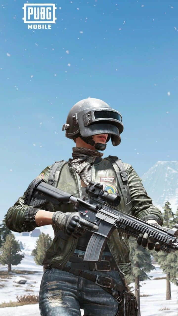 pubg mobile 桌布 壁紙 — 一名全副武裝的士兵在晴朗藍天飄雪下，以雪山為背景手持步槍。