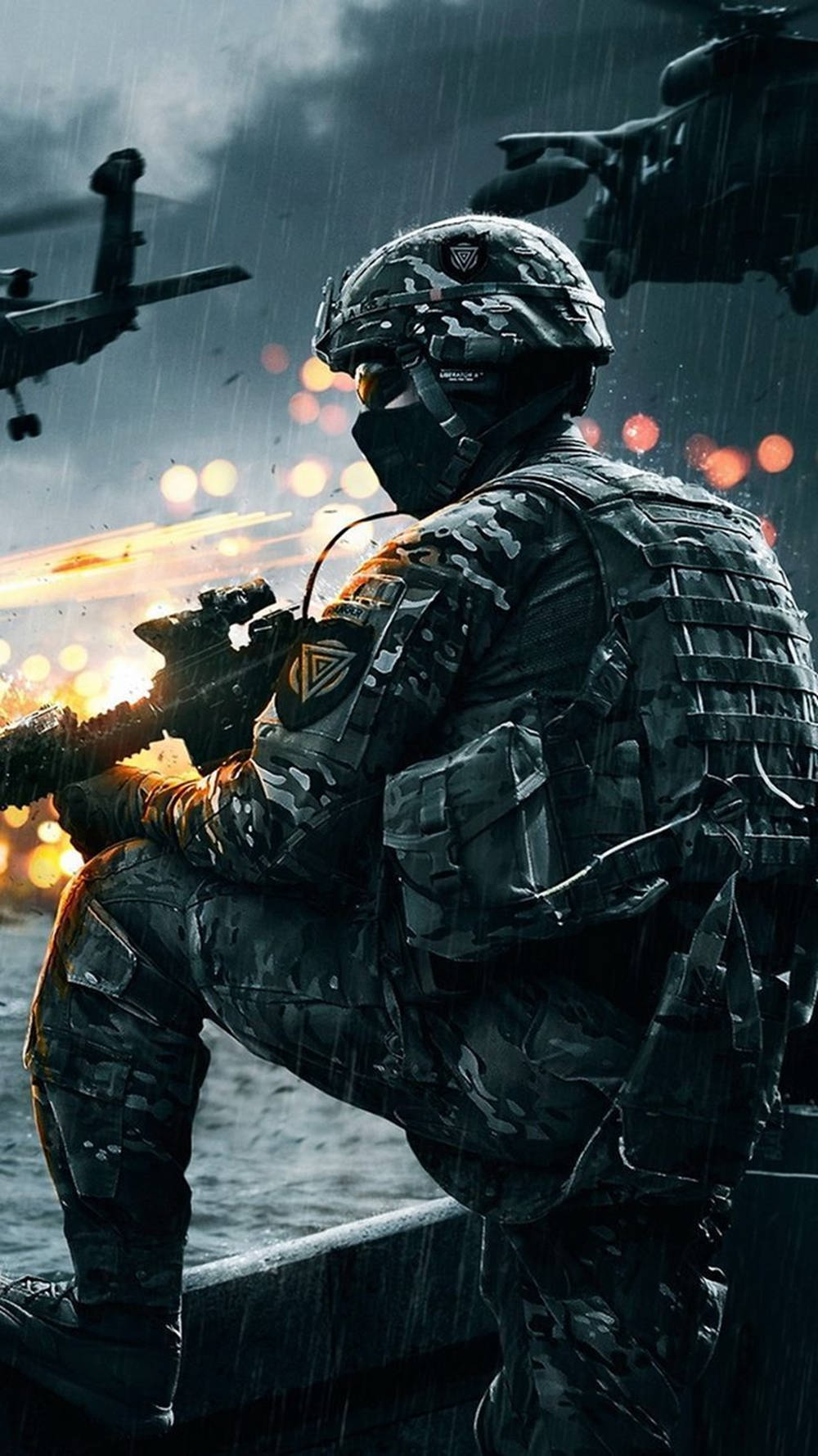 槍枝 桌布 壁紙 — 一名全副武裝的士兵在雨中蹲下，直升機在頭頂飛過，爆炸照亮了黑暗的天空。
