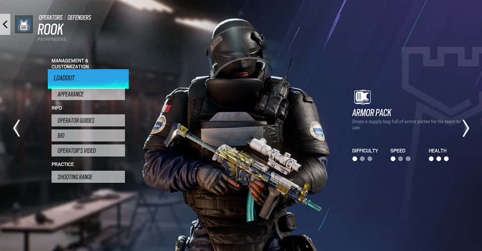 Rainbow Six Siege Rook 桌布 壁紙 — 一名全副武裝的戰術士兵，在黑暗的未來風格遊戲選單背景前，手持一把細節豐富的突擊步槍。