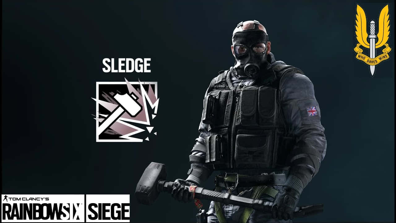Rainbow Six Siege Sledge 桌布 壁紙 — 一名全副武裝的戰術士兵在帶有遊戲標誌的深色背景前手持重型大錘。