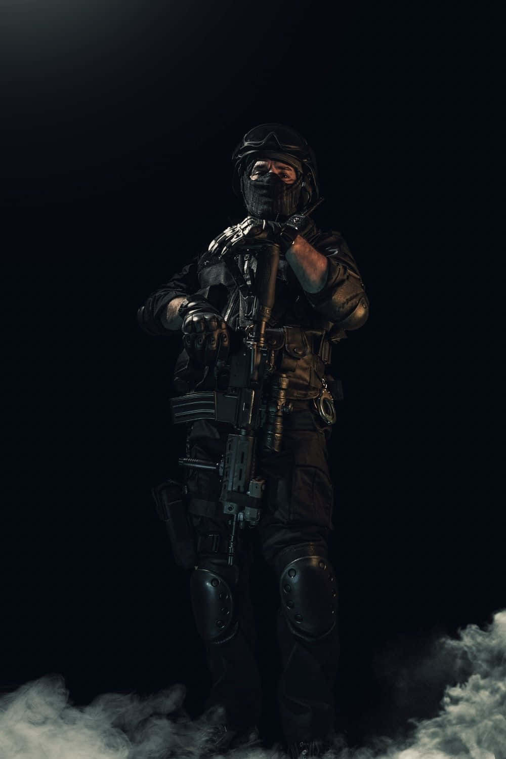 soldier 桌布 壁紙 — 一名全副武裝的戰術士兵在黑暗背景下，腳邊有煙霧，手持步槍準備就緒。