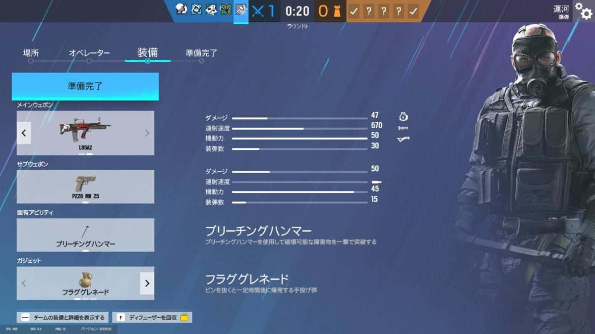 Rainbow Six Siege Sledge 桌布 壁紙 — 一名全副武裝的戰術士兵站在遊戲UI旁邊，該UI在深藍色數位介面中顯示武器統計數據和裝備。