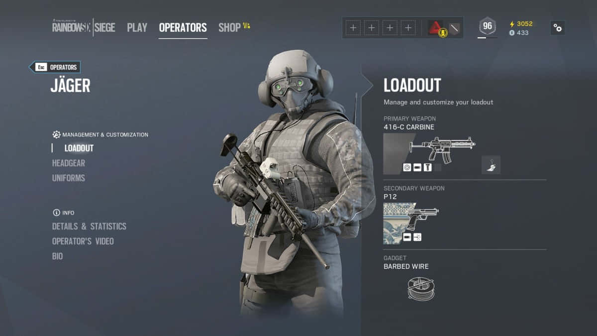Rainbow Six Siege Jager 桌布 壁紙 — 一名全副武裝的戰術幹員，在顯示裝備選項的遊戲選單背景前手持卡賓步槍。