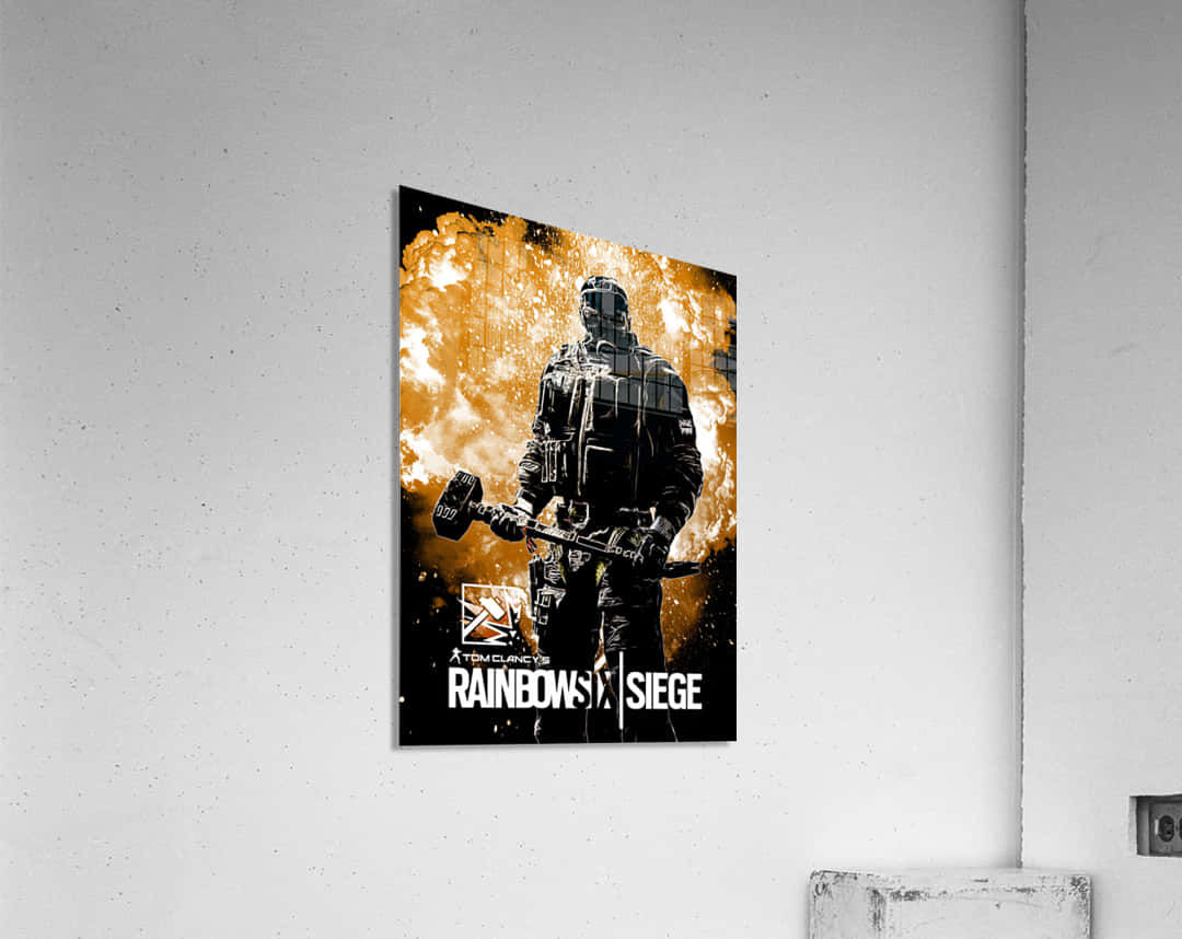 Rainbow Six Siege Sledge 桌布 壁紙 — 一名全副武裝的戰術幹員在牆上海報中，手持破門工具，背景是熾熱的橙色爆炸。
