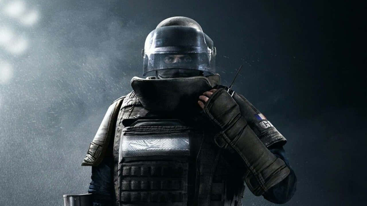Rainbow Six Siege Rook 桌布 壁紙 — 一名全副武裝的戰術操作員在煙霧瀰漫的昏暗環境中，帶著專注的強度站立。