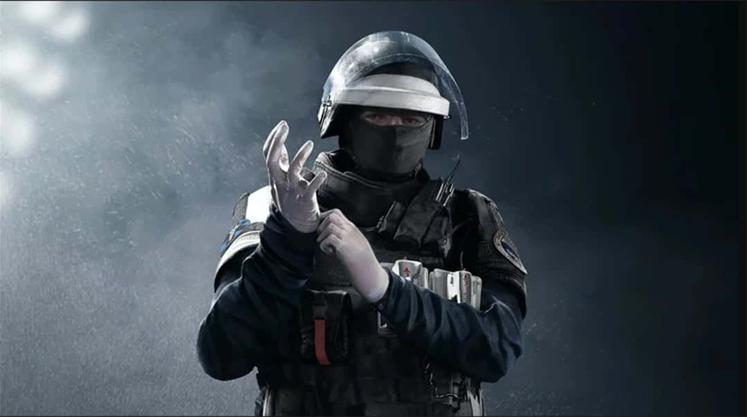 Rainbow Six Siege Doc 桌布 壁紙 — 一名全副武裝的戰術操作員在煙霧瀰漫的黑暗背景下，以戲劇性燈光調整手套。