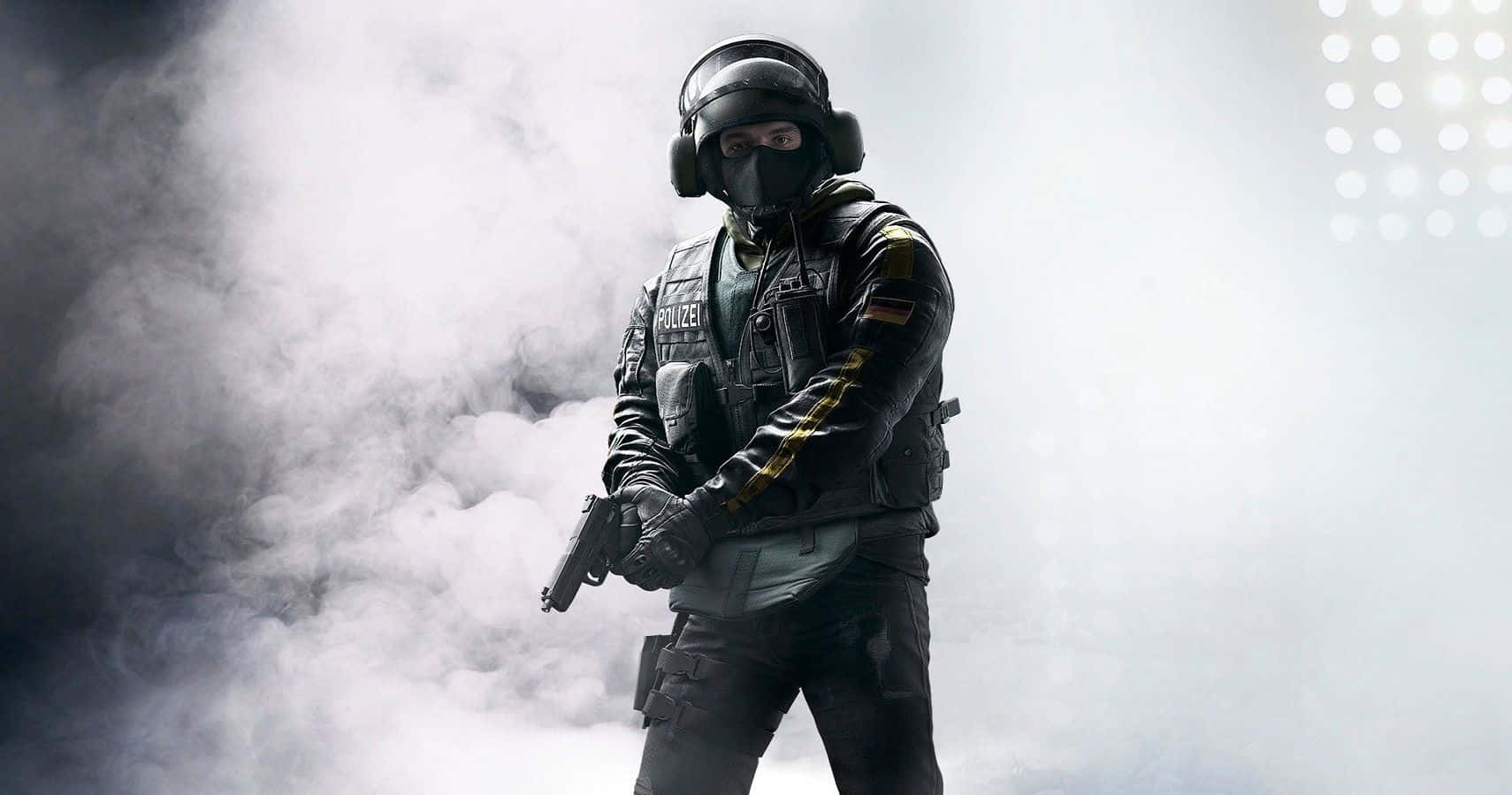 Rainbow Six Siege Bandit 桌布 壁紙 — 一名全副武裝的戰術警察在煙霧中站立，在明亮的體育場燈光下握著手槍。