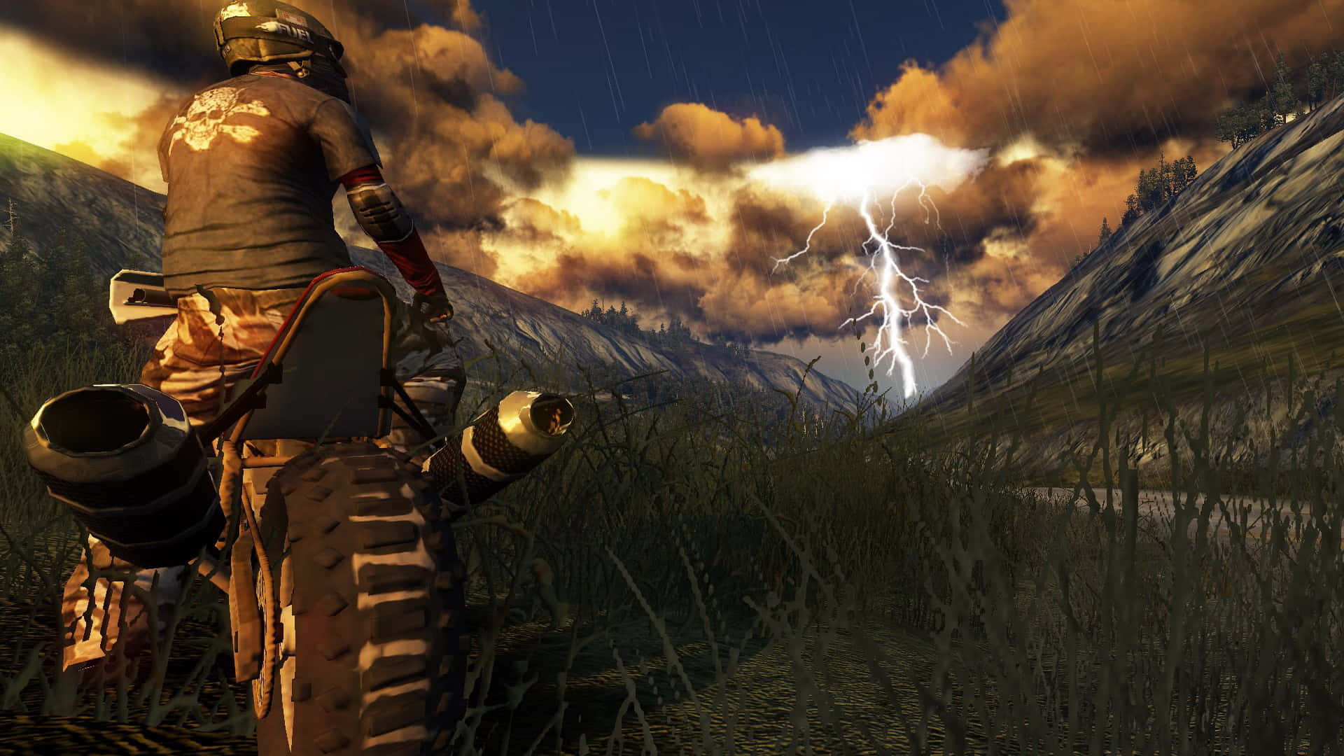 Open-world Game 桌布 壁紙 — 一名全副武裝的摩托車手在泥濘小徑上停下，巨大的閃電劃破暴風雨的天空，擊中遠方的山脈。