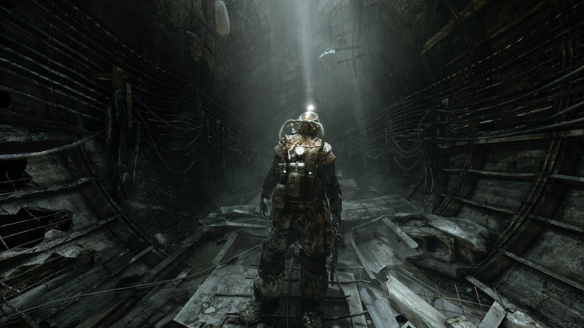 4K Metro 2033 桌布 壁紙 — 一名全副裝備的孤獨潛水員站在一道穿過倒塌生鏽水下隧道的陽光中。