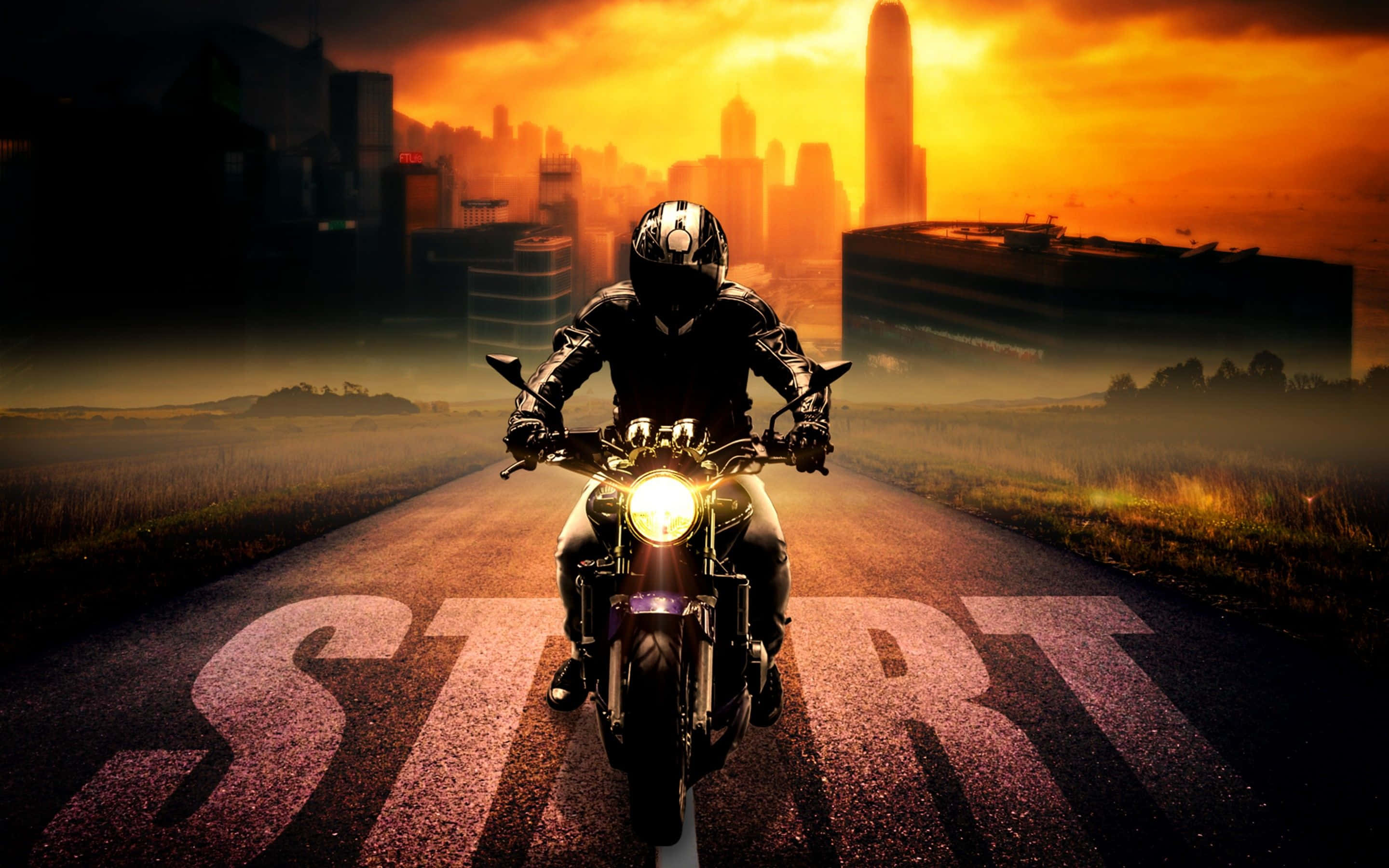race 桌布 壁紙 — 一名全副裝備的摩托車手在標有「START」的道路上向觀眾駛來，熾熱的夕陽照亮了遠處的城市天際線。