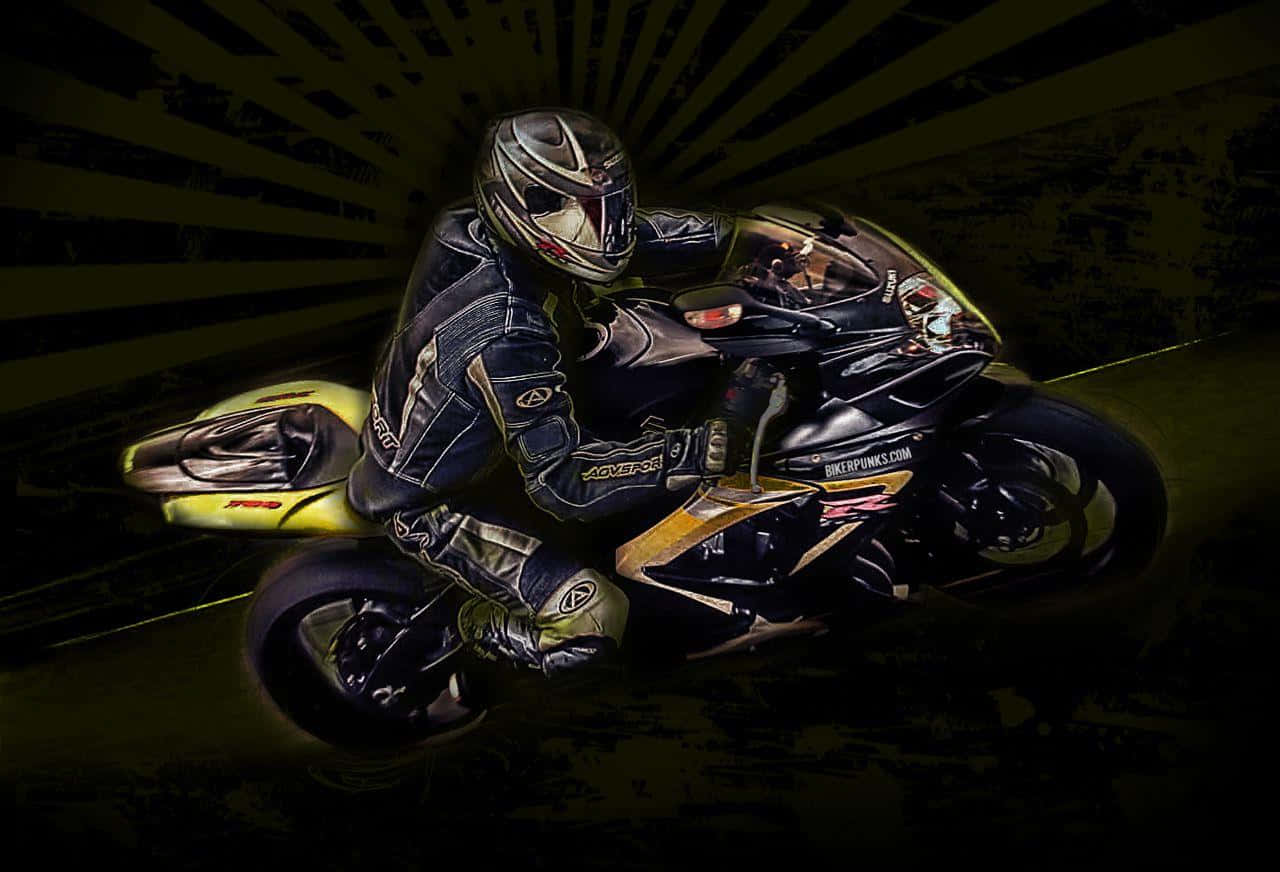Rider 桌布 壁紙 — 一名全副裝備的摩托車騎士，在戲劇性的黃色放射狀背景襯托下，騎著一輛時尚的黑金色跑車傾斜入彎。
