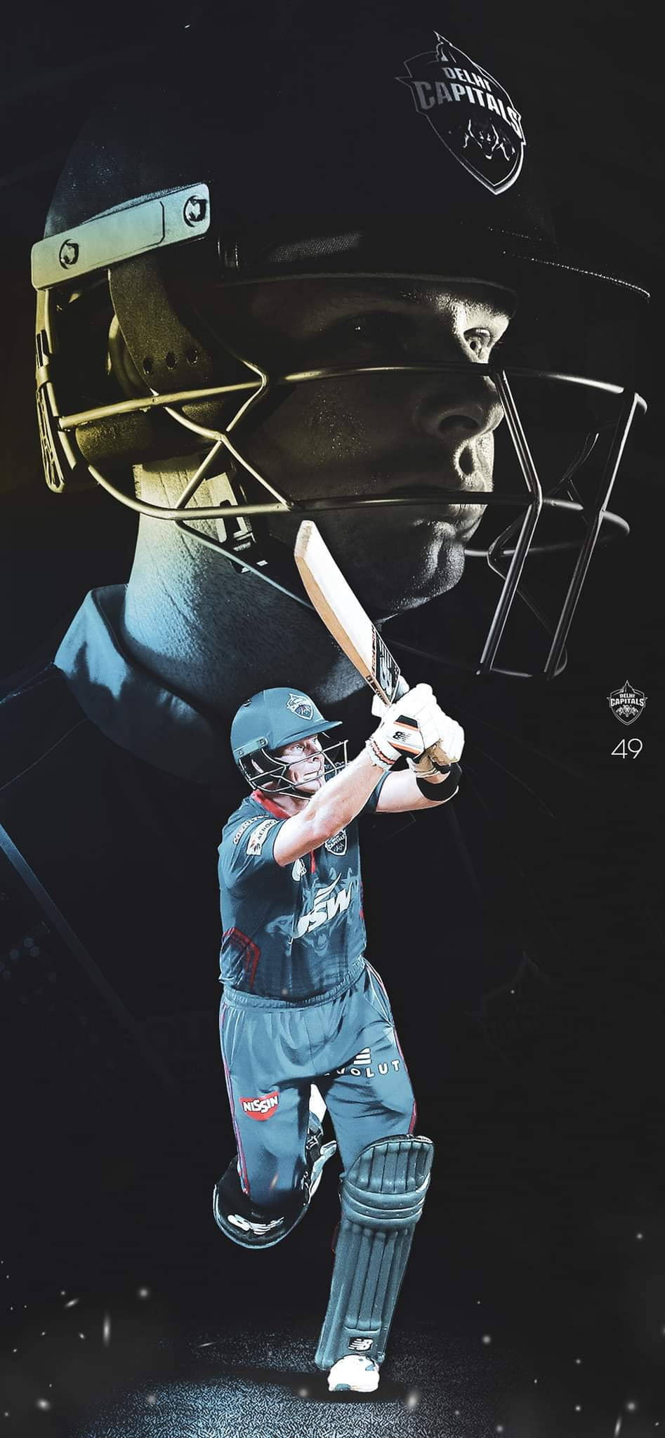 Delhi Capitals 桌布 壁紙 — 一名全副裝備的板球擊球手在深色背景前猛烈揮動球棒，背景中有一個戴頭盔的大型肖像。
