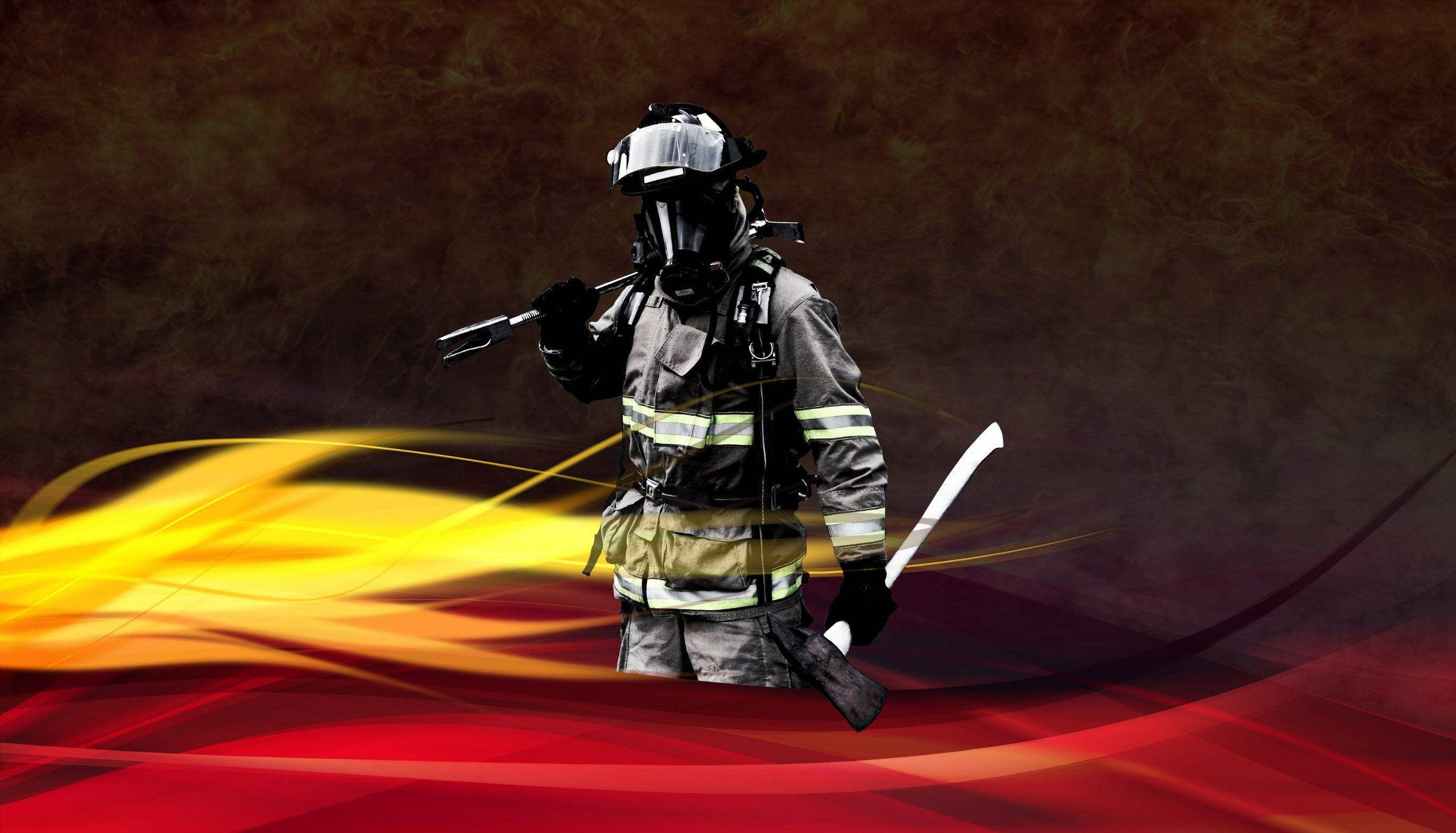 Firefighter 桌布 壁紙 — 一名全副裝備的消防員站在旋轉的紅色和黃色火焰的抽象背景前。