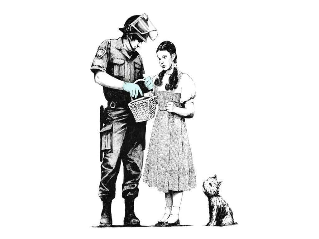 Banksy 桌布 壁紙 — 一名全副裝備的警察搜查桃樂絲的籃子，她的狗在旁觀看，一幅清晰的黑白插圖。